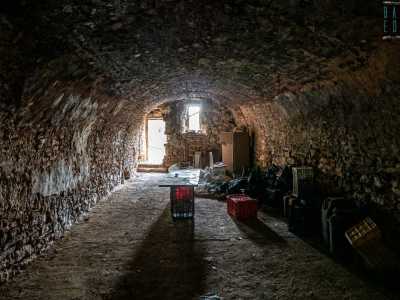 ...rivelando un ambiente con volta a botte purtroppo usato come discarica per cassette, sedie rotte e frigoriferi dismessi